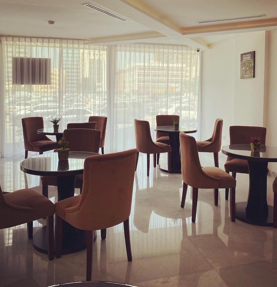Nova Park Hotel Шарджа Екстериор снимка