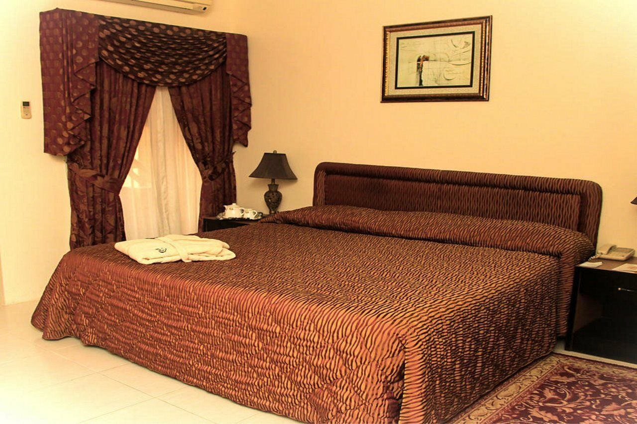 Nova Park Hotel Шарджа Екстериор снимка