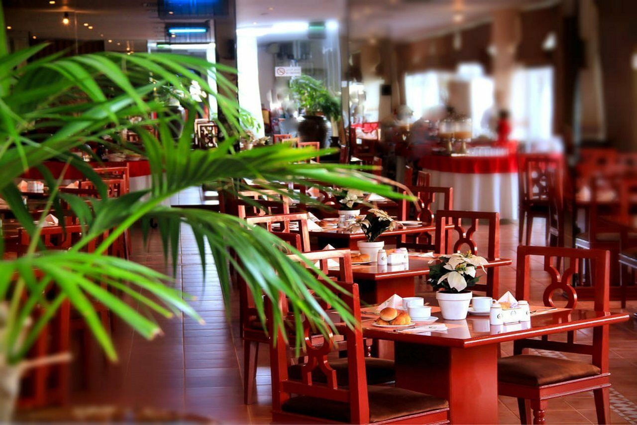 Nova Park Hotel Шарджа Екстериор снимка