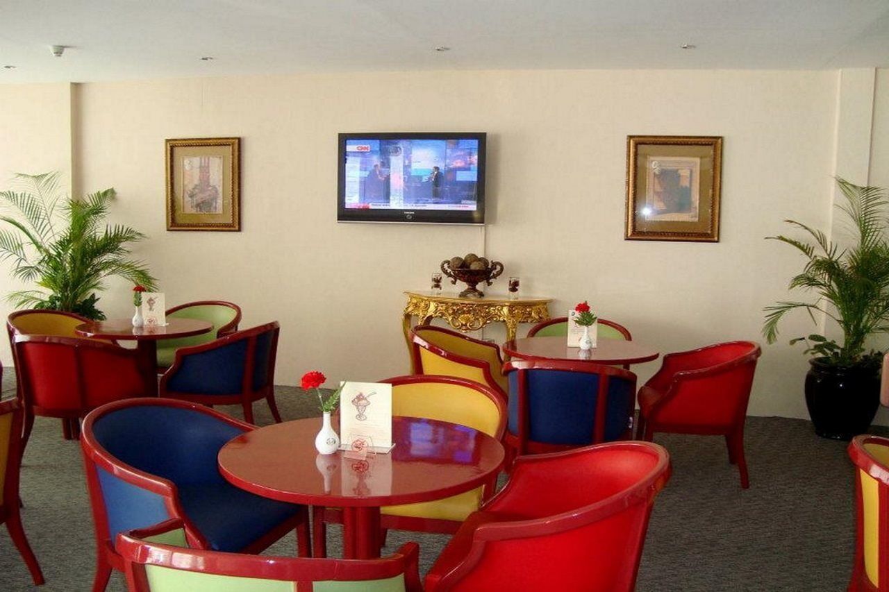 Nova Park Hotel Шарджа Екстериор снимка